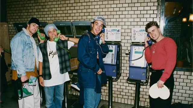 У 1995 Роббі Вілліямс точно користувався телефоном - якщо впізнаєте його на цьому фото