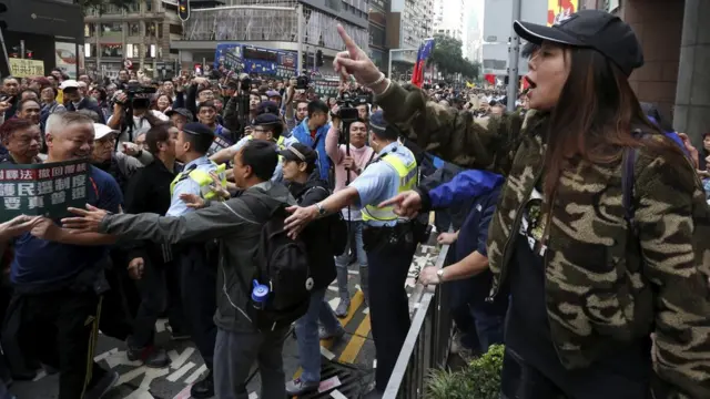 亲北京群众（右）与民主派游行人士对骂（1/1/2017）