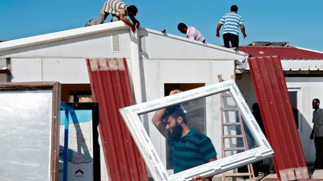 أفراد من حماس يزيلون بعض التجهيزات في معبر بيت حانون