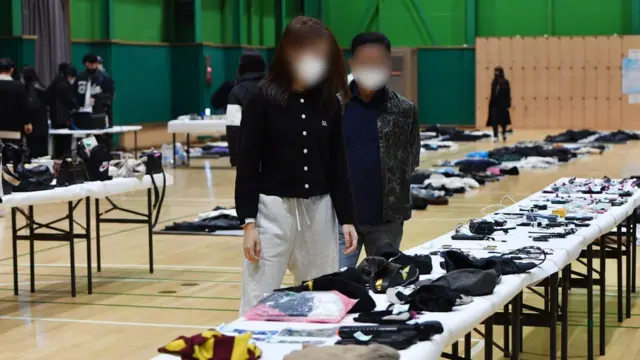 서울 용산구 원효로 다목적 실내체육관에 마련된 이태원 참사 유실물센터를 찾은 부상자가 유실물을 찾고 있다