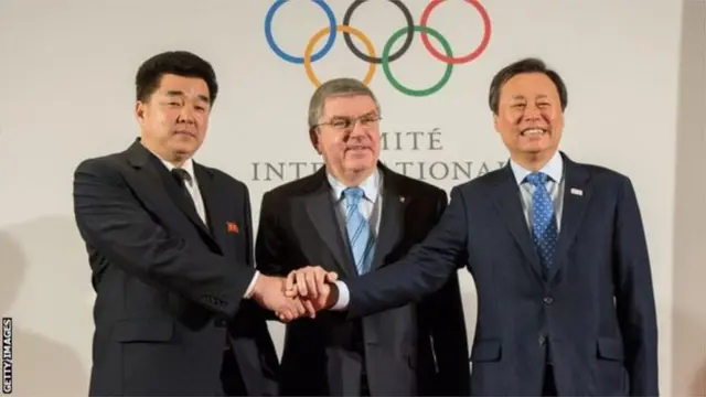 북한 김일국 체육상(왼쪽), 국제올림픽위원회(IOC) 토마스 바흐 위원장(가운데), 한국 도종환 문화체육관광부 장관이 20일(현지시간) 스위스 로잔에서 열린 남북 올림픽 참가회의 직후 결과를 발표한 뒤 기념촬영을 하고 있다