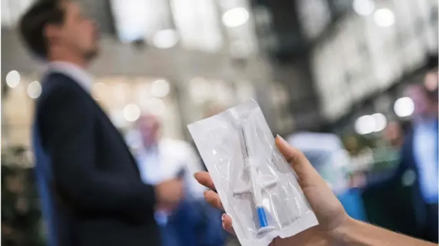 সিরিঞ্জ দিয়ে খুব সহজেই এই মাইক্রোচিপ চামড়ার নীচে ঢুকিয়ে দেয়া যায়।