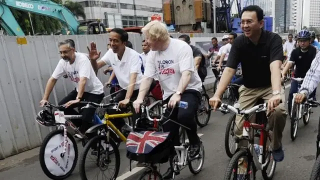 Boris Johnson bersama Presiden Joko Widodo saat berkunjung ke Jakarta pada November 2014.