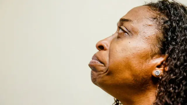 Andrea Rios llorando por la muerte de su esposo.