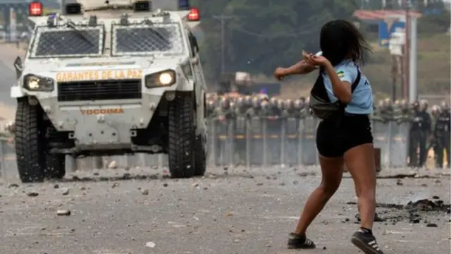 Manifestante atira pedra contra carro blindado