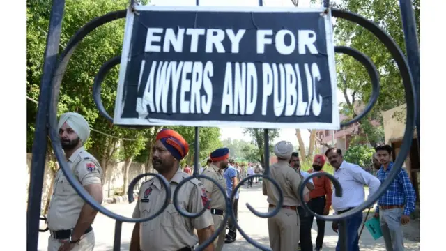 Penjagaan di depan pengadilan