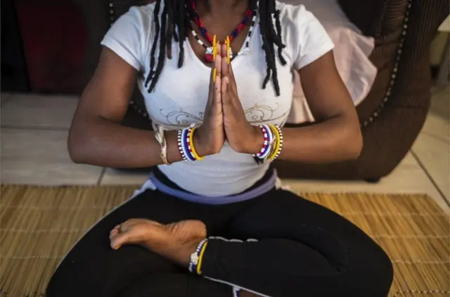 Siri Ajeet Dipuo Banda, wigisha umukino ngororangingo wa yoga, ku wa gatatu mu gitondo ari kwitoza nkuko ahora abikora iwe mu rugo mu gace ka Alexandra muri Afurika y'epfo