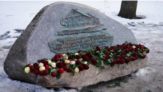 Минские власти позволили установить памятный знак на месте дома, где жили братья Луцкевичи, одни из основателей БНР. Прежде эта фамилия была под запретом