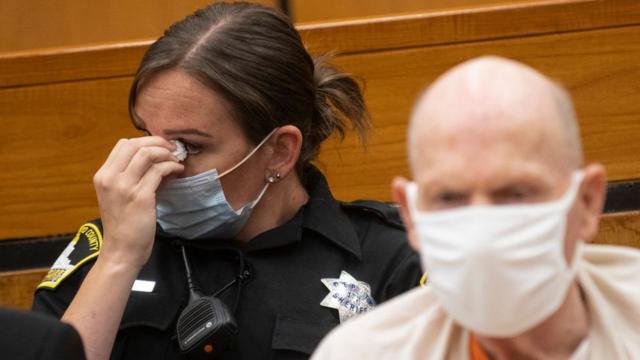 Una policía de Sacramento llora al escuchar los testimonios de las víctimas de DeAngelo.
