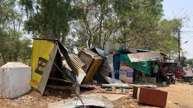 آصف کی دکان جس کو غیر قانونی قرار دے کر منہدم کر دیا گیا