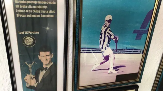 Foto de Novak Djokovic de joven entrenando en el Partizan Belgrade Tennis Club.