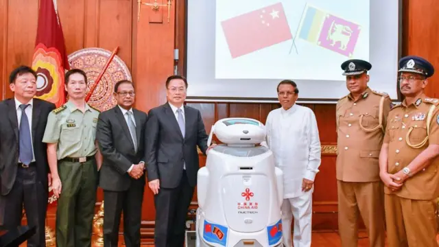 ஜனாதிபதி மைத்திரிபால சிறிசேனவோடு ரோபோக்களை வழங்கிய சீன அதிகாரிகள்