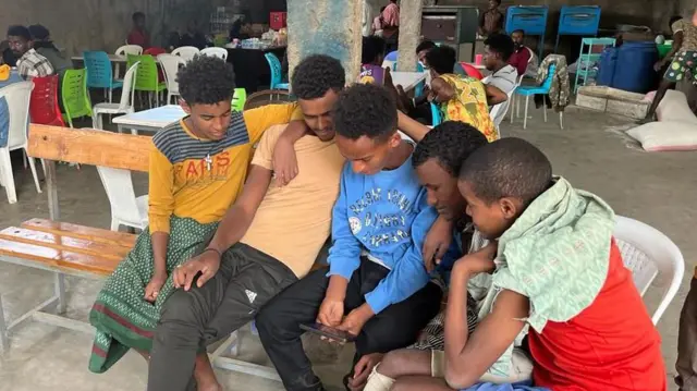 ኤርትራዊያን ስደተኛታት ፊልም እናረኣዩ እንትዘናግዑ: ኣብ ኤልሻዳይ መቐለ