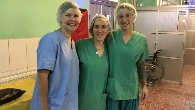 رشا (يمين الصورة) مع زميلاتها