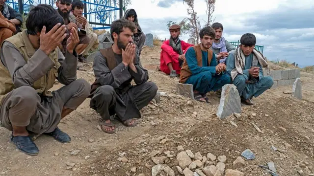 پس از خاکسپاری دعا می کنند