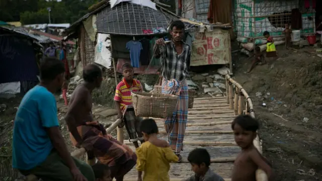 নয়াপাড়া ক্যাম্পে রোহিঙ্গা শরণার্থীরা।