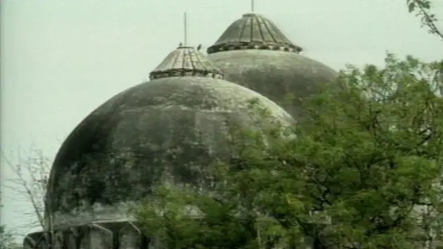 சர்ச்சைக்குரிய கட்டட அமைப்பு- 1992ம் ஆண்டு எடுக்கப்பட்ட புகைப்படம்