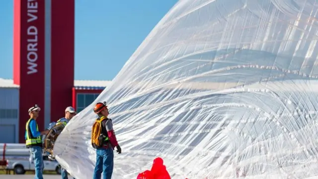 Homens inflando balão