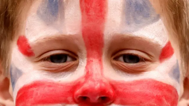 Ребенок в Лондоне празднует коронацию