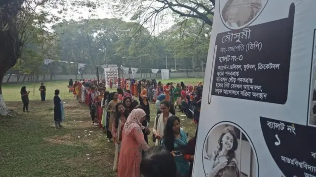 রোকেয়া হলে ভোটারদের লাইন।