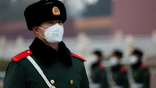 戴口罩的中国军人