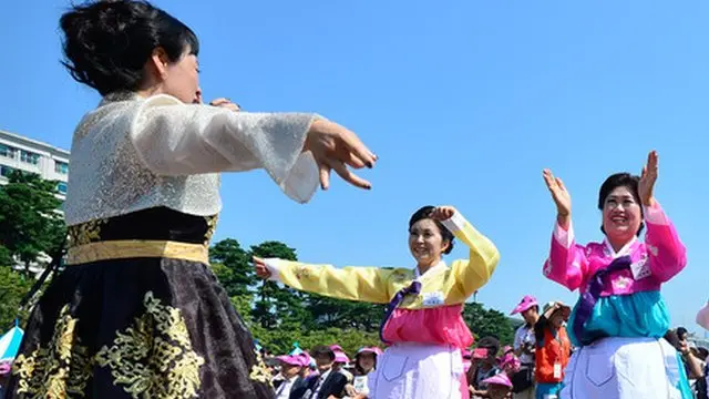 2014년 서울 여의도 공원에서 열린 '제1회 중국동포 민속문화 대축제'에서 한복을 입은 참가자들이 춤을 추고 있다
