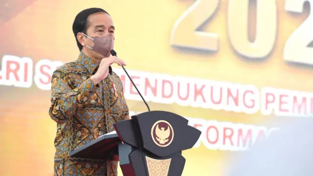 Presiden Joko Widodo memberi arahan pada Rapat Pimpinan TNI-Polri Tahun 2022 di Plaza Markas Besar TNI, Cilangkap, Jakarta Timur, Selasa, (01/03).