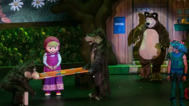 Герої мультсеріалу впізнавані у багатьох країнах. На фото: сцена з вистави "Маша і Ведмідь" у культурному центрі Мехіко