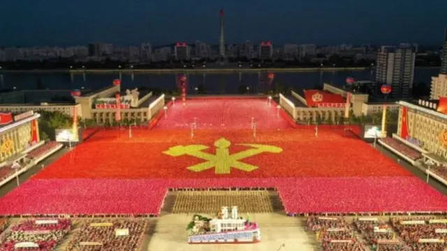 ক্ষমতাসীন ওয়ার্কার্স পার্টির ৭৫তম প্রতিষ্ঠা বার্ষিকী উপলক্ষে শনিবার মধ্যরাতে পিয়ংইয়ংয়ে জমকালো সামরিক কুচকাওয়াজ