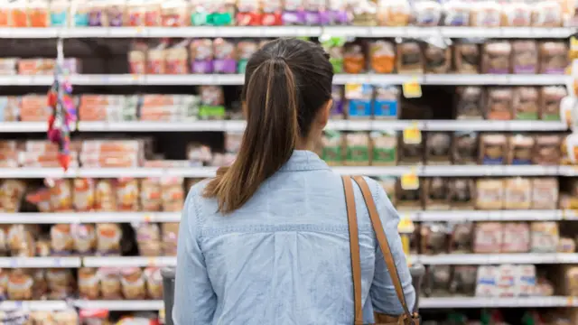 Mujer comprando en el supermercado