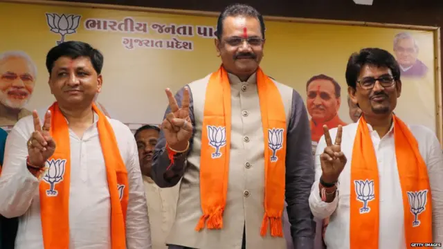 ગુજરાત ભાજપના અધ્યક્ષ જીતુભાઈ વાઘાણી (વચ્ચે) અને ધવલસિંહ ઝાલા (ડાબે) અને અલ્પેશ ઠાકોર