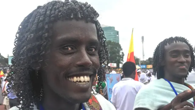 በባህላዊ የፀጉር አሰራር ያጌጡ ወጣቶች