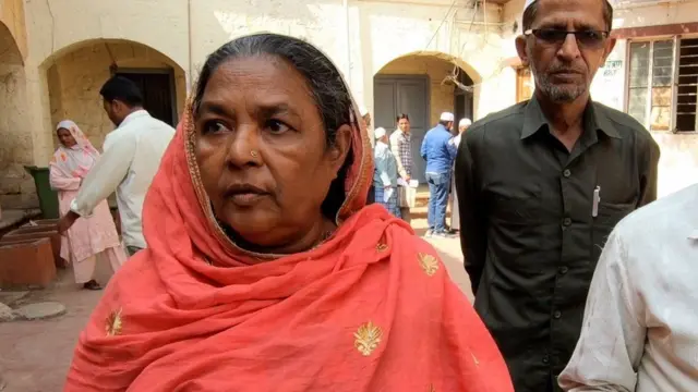 பிறப்பு ஆவணங்களுக்காக வரிசையில் காத்திருக்கும் மாலேகான் முஸ்லிம்கள்