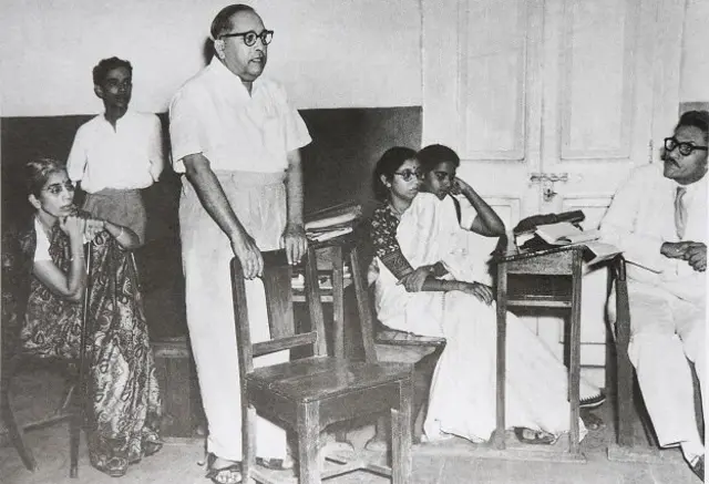 डॉ. आंबेडकर मुबईच्या सिद्धार्थ महाविद्यालयात हिंदू कोड बिलाच्या समर्थनात भाषण करताना