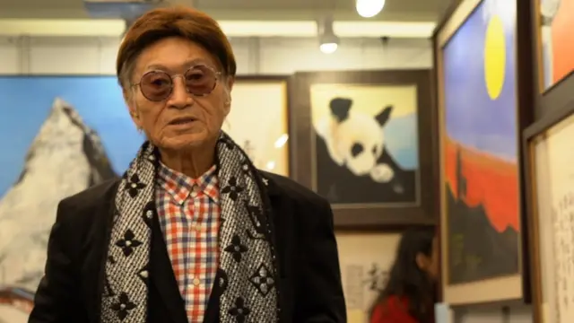 傅达仁在他的个人画展现场接受采访。