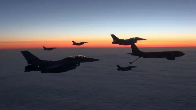 한국 공군 KF-16 전투기 편대가 미 공군 KC-135 공중급유기로부터 급유를 받으며 태평양을 횡단하고 있는 모습