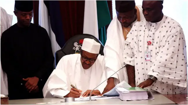 Buhari n buwọ lu iwe kan ti igbakeji rẹ atawọn o ṣiṣẹ rẹ kan si n woo