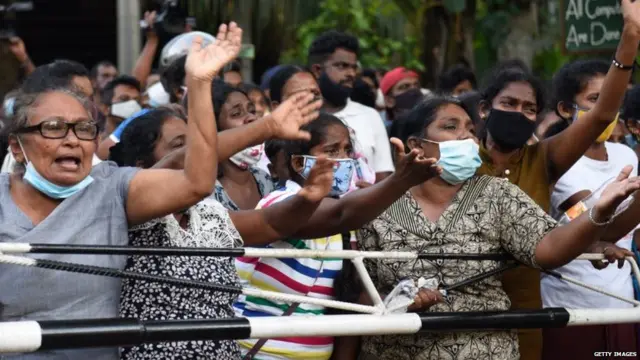 මහර බන්ධනාගාරය ඉදිරිපස වැලපෙන රැඳවියන්ගේ ඥාතීන්