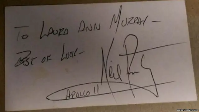 लॉरा और उनके वकील नील आर्मस्ट्रॉन्ग का यह ऑटोग्राफ दिखाते हुए साबित करते हैं कि चांद की मिट्टी उन्हें दी गई थी.