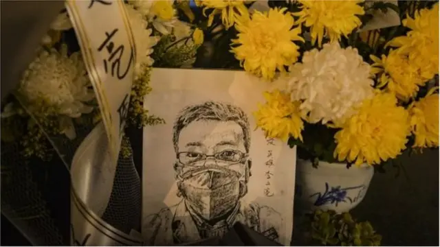 డాక్టర్ లీ వెన్లియాంగ్ మరణంపై చైనా వ్యాప్తంగా ఆగ్రహం, విషాదం నెలకొంది.