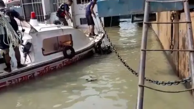 পাটুরিয়ায় উদ্ধার অভিযানে কাজ করছেন ফায়ার সার্ভিসের কর্মীরা