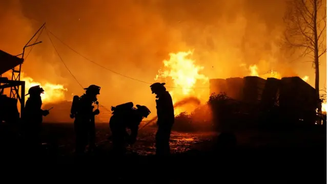 Bomberos en un incendio