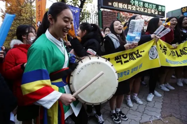 คนตีกลองและชูป้าย