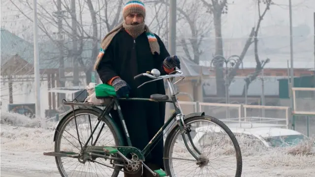 கடும் பனியில் உறைந்த காஷ்மீர்