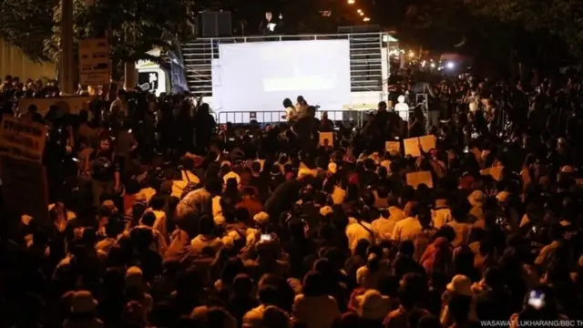 บรรยากาศการชุมนุมหน้ารัฐสภาช่วงค่ำวันที่ 24 ก.ย. 2020