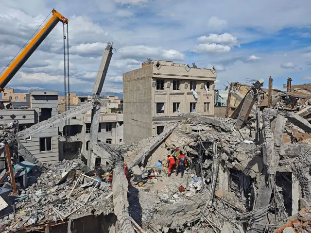 'கற்காலத்துக்கு அனுப்பிவிடுவோம்' - டிரம்ப் மிரட்டலுக்கு இரானில் என்ன எதிர்வினை?