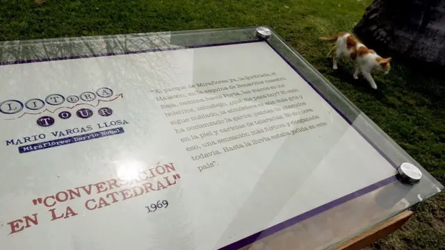 Una placa sobre "Conversación en la catedral" en el barrio Miraflores de Lima
