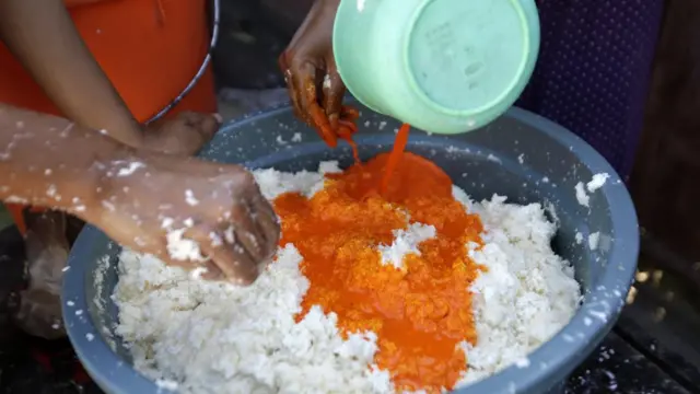 Pembuatan lemang di Aceh