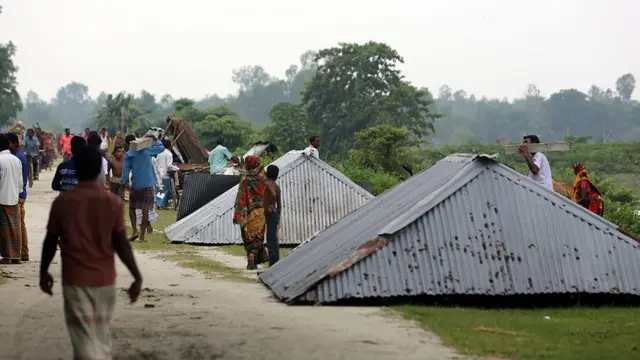তিস্তার পানি বাড়ায় চরাঞ্চলের মানুষ উঠে এসেছেন উঁচু অঞ্চলে। নীলফামারি, জুলাই ২০১৬