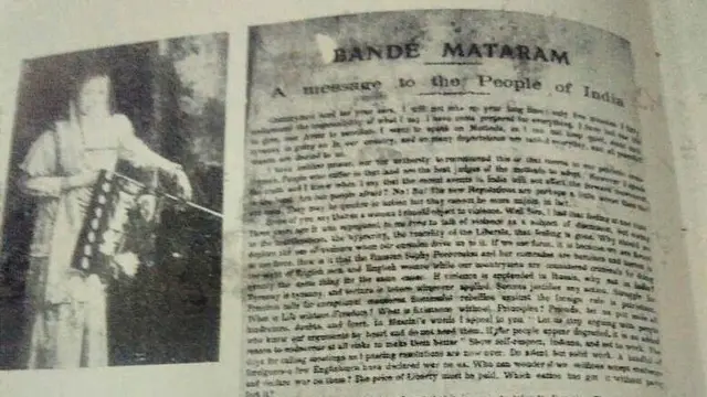 भारत का झंडा पकड़े हुए मैडम भीकाजी कामा की 1907 की तस्वीर